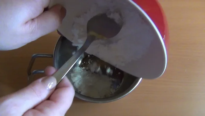 In un pentolino, mettere 50 g di zucchero a velo e l'acqua. Portare a bollore per 2-3 minuti.