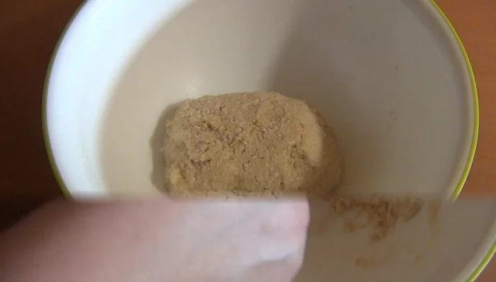 Lasciare riposare l'impasto per circa 2 ore, coperto con un canovaccio.