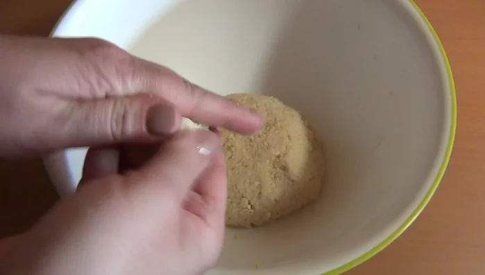 Prendere piccole quantità di impasto e formare dei biscotti ovali.