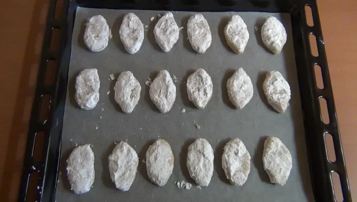 Passare i biscotti nello zucchero a velo rimasto (50g), assicurandosi che siano ben inzuppati.
