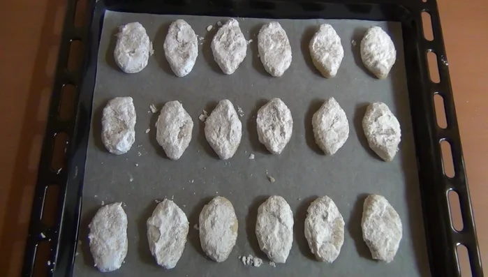 Cuocere in forno a 150° per circa 15 minuti, fino a quando si formeranno delle crepe sulla superficie.