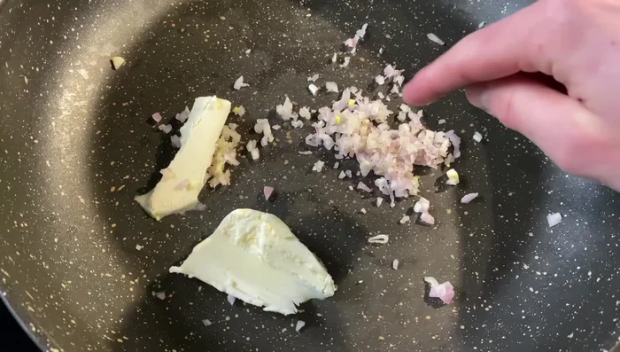 Rosolare lo scalogno in una padella con un po' di burro.