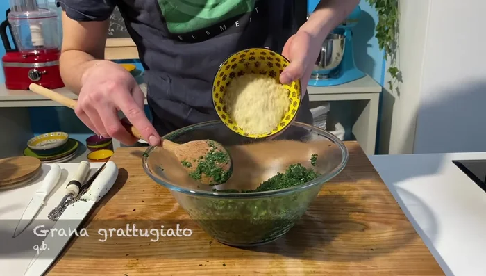 Preparare il ripieno mescolando gli spinaci tritati, la ricotta e il parmigiano. Aggiustare di sale.