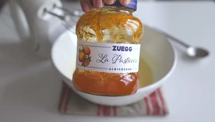 Aggiungere un cucchiaio di marmellata e continuare a montare a massima velocità per 3 minuti.