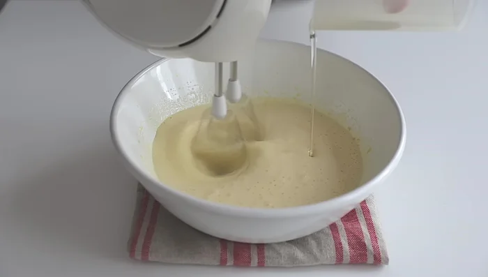 Aggiungere 80g di olio di semi e lavorare per 10 secondi a media velocità.