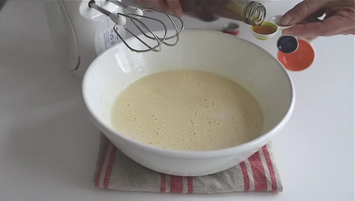 Unire il batter mills, l'estratto di vaniglia e amalgamare.