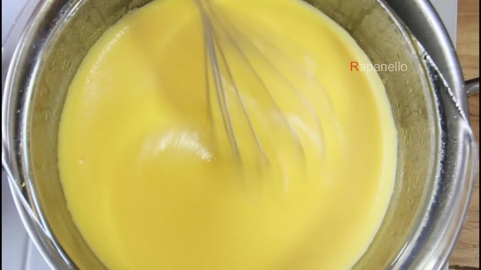 In una ciotola, sbattete i tuorli d'uovo.