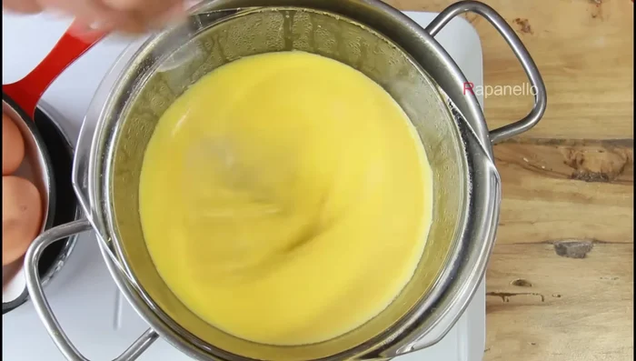 Il composto inizierà a diventare spumoso e poi cremoso, aumentando di volume.