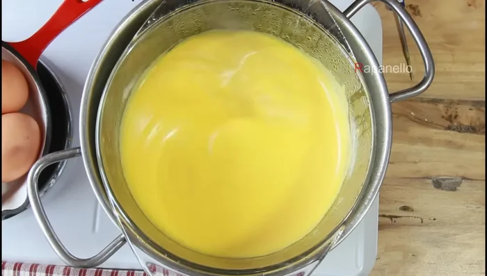 Continuate a mescolare finché lo zabaione non raggiungerà una consistenza densa e lucida (circa 70 gradi).