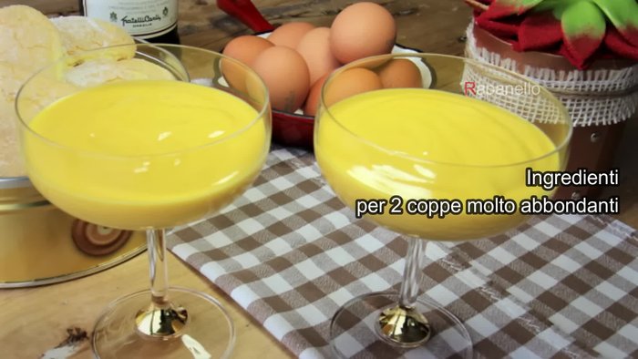 Aggiungete lo zucchero semolato e la scorza di limone grattugiata. Mescolate bene.