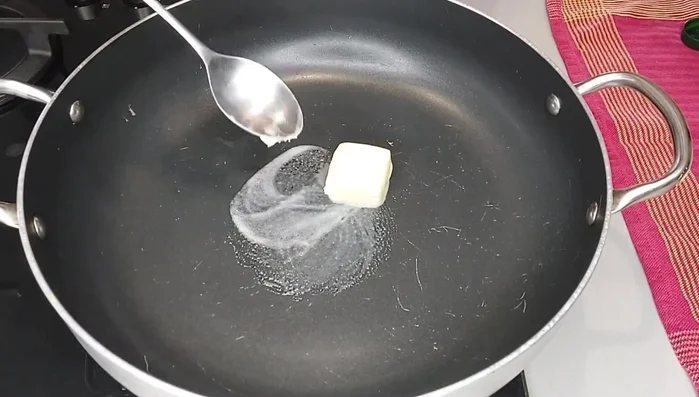 Scaldare una padella antiaderente con burro e un cucchiaio di olio.