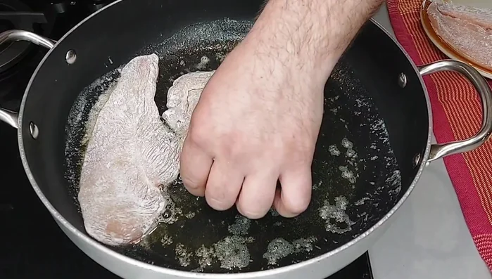 Aggiungere l'aglio e rosolare le scaloppine per 2 minuti per lato a fiamma media, salando e pepando.