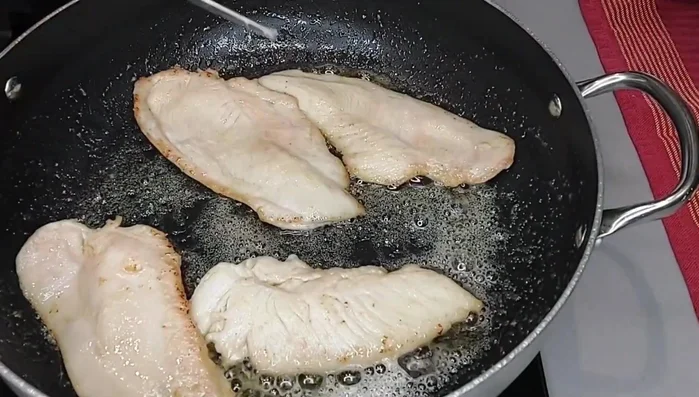 Togliere l'aglio e salare e pepare l'altro lato delle scaloppine.