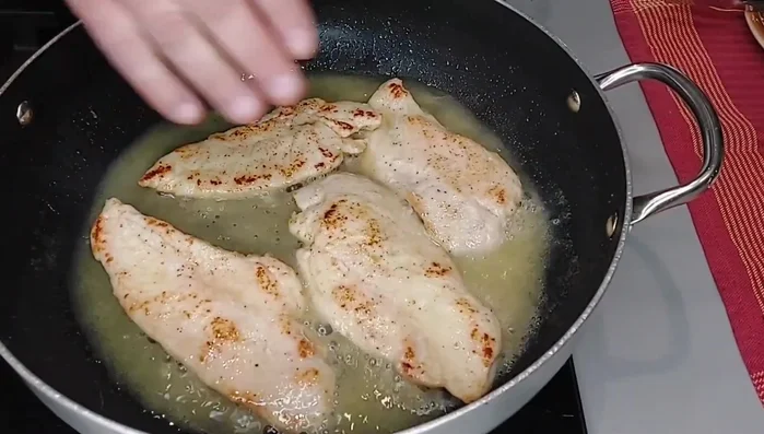 Sfumare con il vino bianco e aggiungere le foglie di salvia.