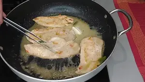 Scaloppine di Pollo Burro e Salvia: Ricetta Veloce e Deliziosa!