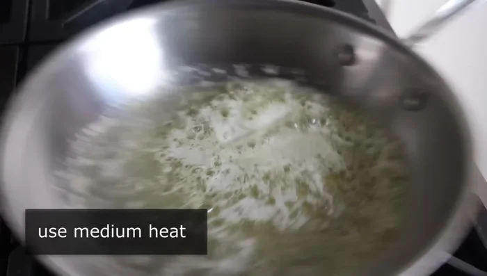 Preparare la salsa: Sciogliere il burro in una padella a fuoco medio, cuocendolo fino ad ottenere un colore dorato. (179.2)