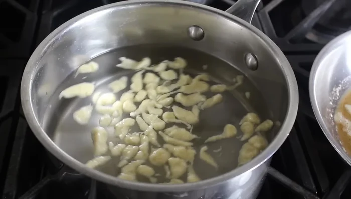 Scolare e mantecare: Scolare gli spätzle con un colino. Trasferirli nel burro fuso (o nella salsa scelta). (250.48)