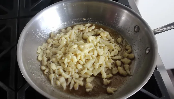 Rosolare (facoltativo): Far rosolare gli spätzle nel burro per 1-2 minuti per farli dorare leggermente e assorbire il sapore del burro. (302.96)