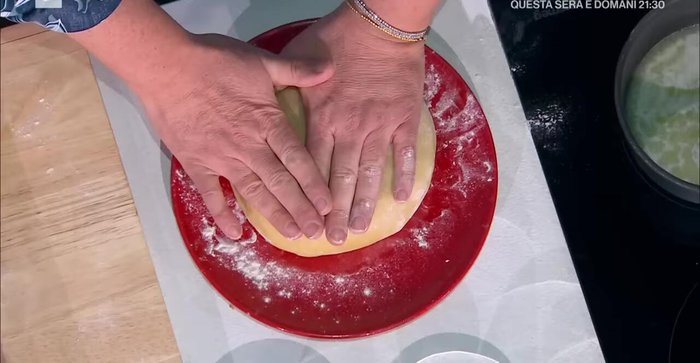 Preparare la frolla: mescolare farina, burro, zucchero, uova, tuorli, vaniglia, buccia di limone e lievito.