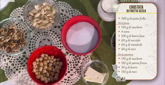 Preparare il ripieno: mescolare uova, zucchero, noci, nocciole e mandorle tritate grossolanamente.