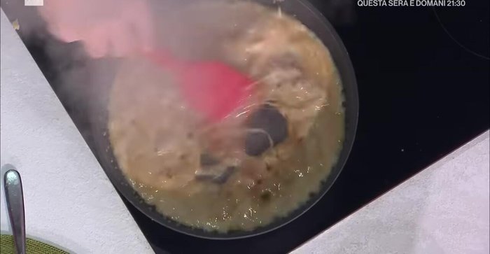 Preparare la copertura al caramello: sciogliere lo zucchero in una padella, aggiungere panna e burro e mescolare fino ad ottenere una crema liscia.