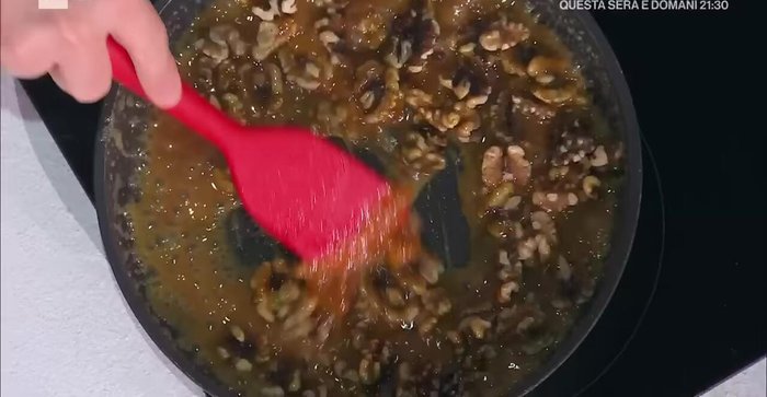 Aggiungere le noci alla crema al caramello.