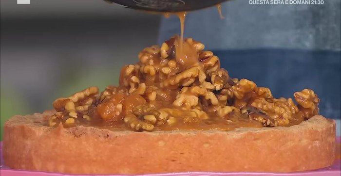 Versare la copertura sulla crostata raffreddata.