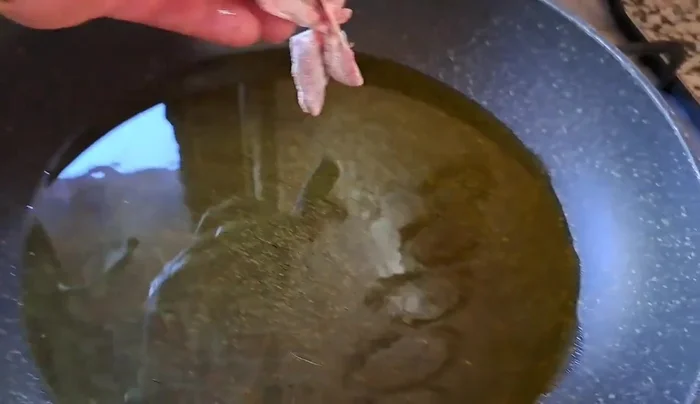 In una padella, far rosolare la carne infarinata in olio d'oliva extravergine fino a doratura su entrambi i lati. Questo crea una crosticina e mantiene i succhi all'interno della carne.