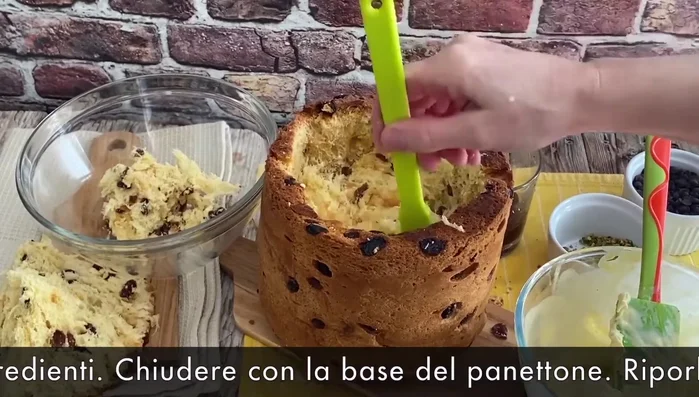 Inzuppate bene i pezzi di panettone nella bagna prima di inserirli tra gli strati di gelato.
