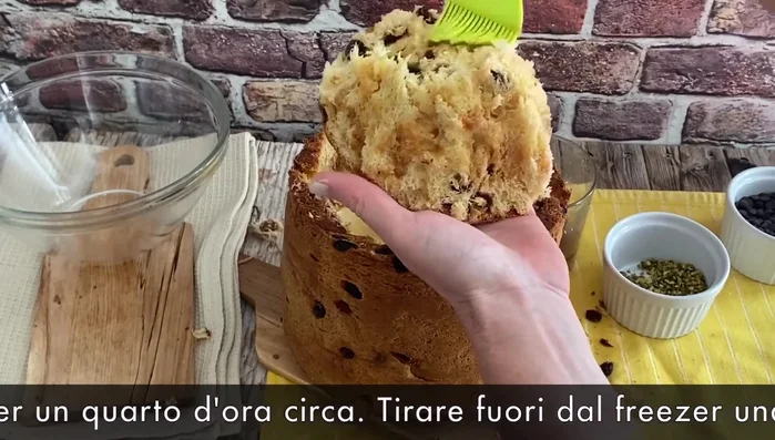 Chiudere il panettone, riutilizzando la parte di involucro originale, e metterlo in freezer per una notte.