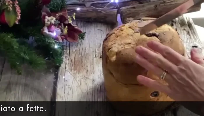 Il giorno dopo, lasciar riposare il panettone per circa mezz'ora a temperatura ambiente prima di tagliarlo.