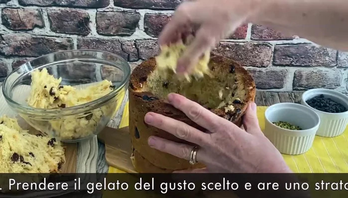Svuotiamo completamente l'interno del panettone e mettiamo la parte interna in una ciotola.