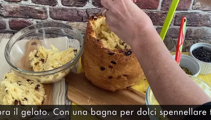 Preparare una bagna con acqua, zucchero e liquore (Rum, Strega o altro).