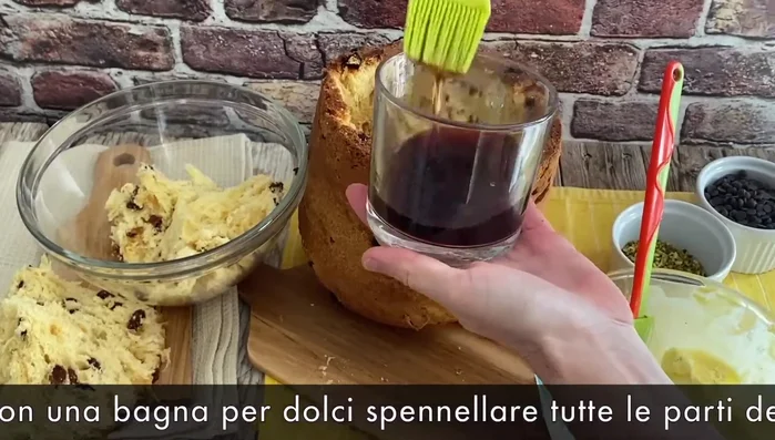 Cominciare a creare strati alternati di gelato, pezzi di panettone inzuppati nella bagna, e aggiunte a piacere (granella di cioccolato, gocce di cioccolato, canditi).