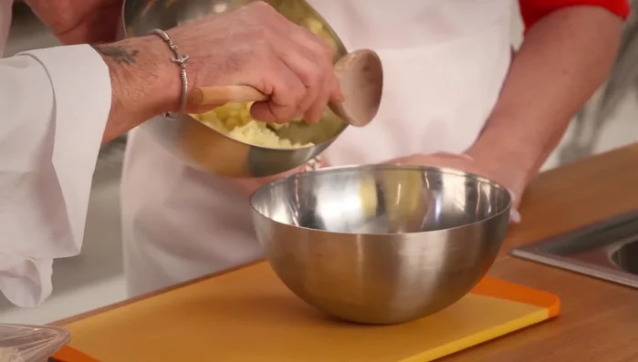 Ammollo del pane nell'acqua tiepida. (Preparazione della salsa)