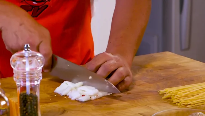 Tagliare i calamari a rondelle o listarelle e aggiungerli in padella.