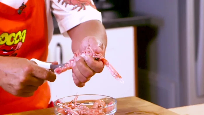 Aggiungere scampi e cicale in padella, puliti e con l'intestino rimosso. Cuocere per circa 1 minuto.
