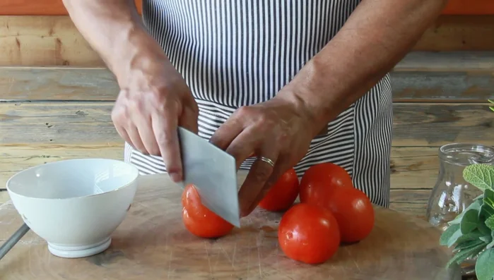 Nel frattempo, preparate i pomodori: tagliate la calotta superiore e svuotateli delicatamente dei semi e della polpa, creando dei piccoli cubetti che poi aggiungerete al ripieno.