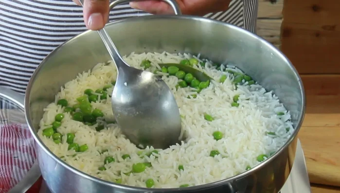 Una volta cotto il riso, lasciatelo riposare scoperto per 5 minuti.