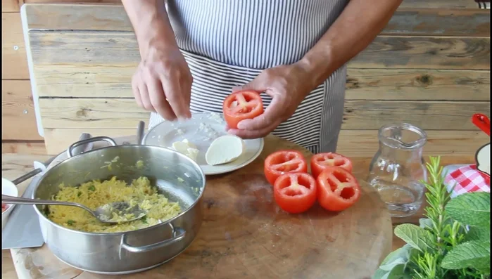 Riempite i pomodori con il ripieno di riso, pressando bene. Aggiungete un pezzetto di mozzarella o scamorza in ogni pomodoro.
