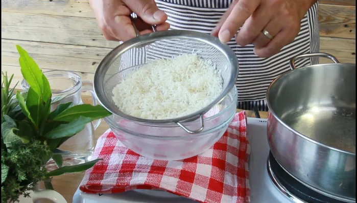 Mettete il riso basmati a mollo in acqua fredda per 10 minuti, poi sciacquatelo e scolatelo.