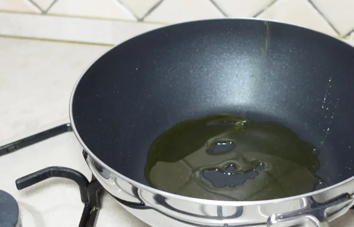 In una padella antiaderente, scaldare l'olio extravergine di oliva e aggiungere l'aglio (o la crema d'aglio).