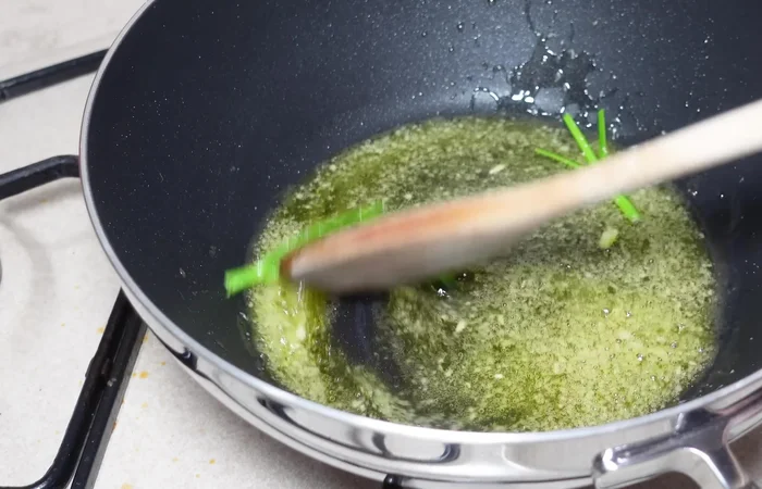 Aggiungere i funghi porcini reidratati e il prezzemolo, lasciandoli cuocere per circa 15 minuti, aggiungendo un goccio d'acqua se necessario.