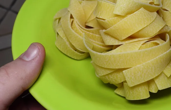 Portare ad ebollizione l'acqua salata in una pentola e cuocere le pappardelle al dente.