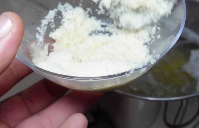 Preparare una crema di parmigiano (o pecorino, o entrambi) con un po' di acqua di cottura della pasta.