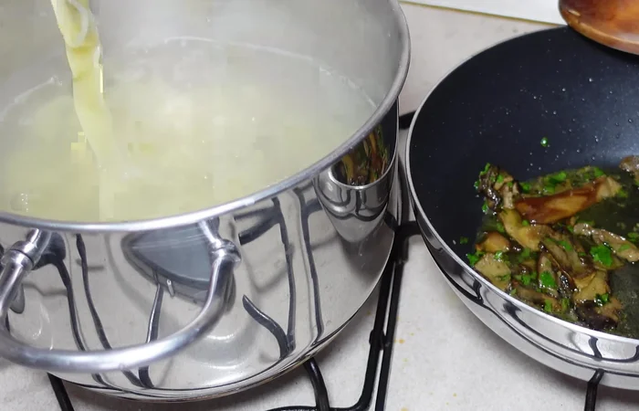 Scolare le pappardelle e aggiungerle nella padella con i funghi.