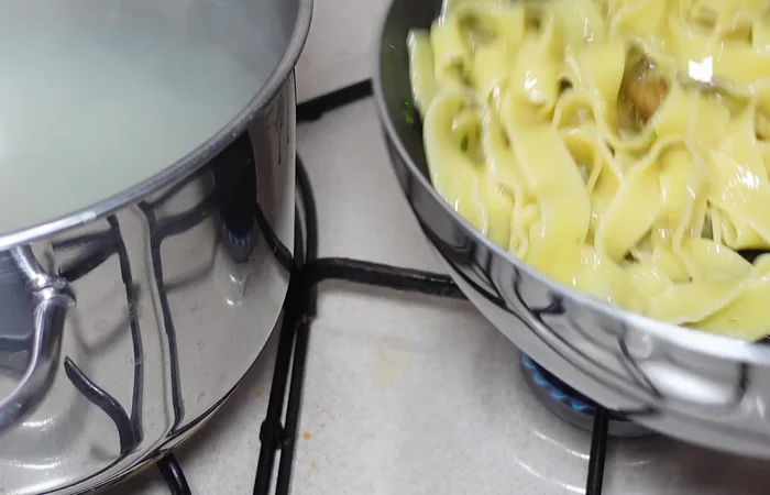 Mescolare bene, aggiungere la crema di formaggio e un mestolino di acqua di cottura per creare una consistenza cremosa.