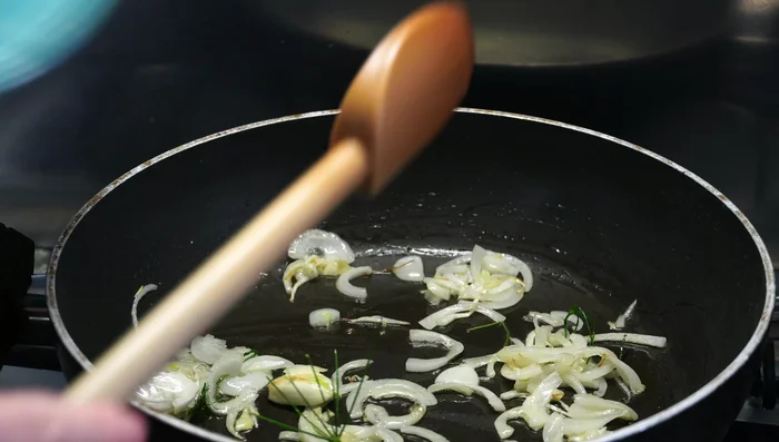 Scaldare un filo d'olio extravergine in una padella. Aggiungere la cipolla, l'aglio e gli aromi scelti (finocchietto, prezzemolo).