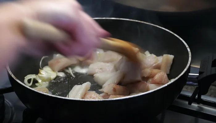 Unire i filetti di merluzzo e cuocere a fuoco medio alto per 10-15 minuti, aggiungendo un goccino di latte per intenerire il pesce. Assicurarsi che il merluzzo non si secchi troppo.