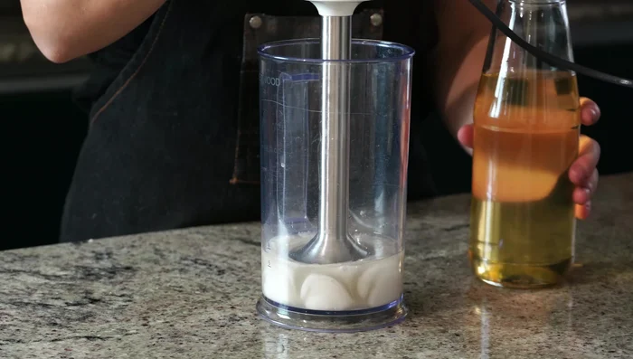 Preparare la maionese: nel bicchiere del frullatore mettere il succo di limone con sale, acqua di cottura dei cannellini, e frullare. Aggiungere a filo l'olio, scorza d'arancia, finocchietto e prezzemolo.